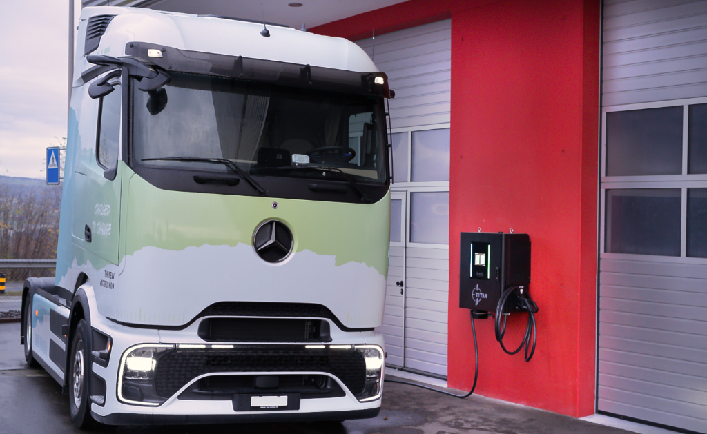 Elektro LKW wird an leistungsstarker DC Ladestation auf Betriebshof geladen