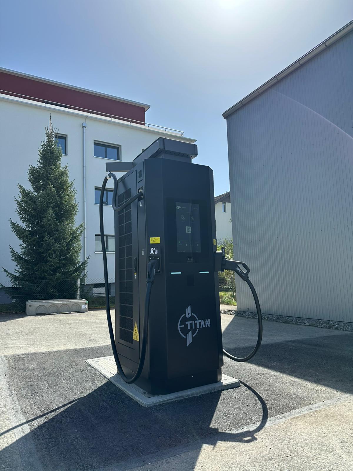 E-Titan DC-Ladestation an einem öffentlichen Platz bereit für alle zum Laden